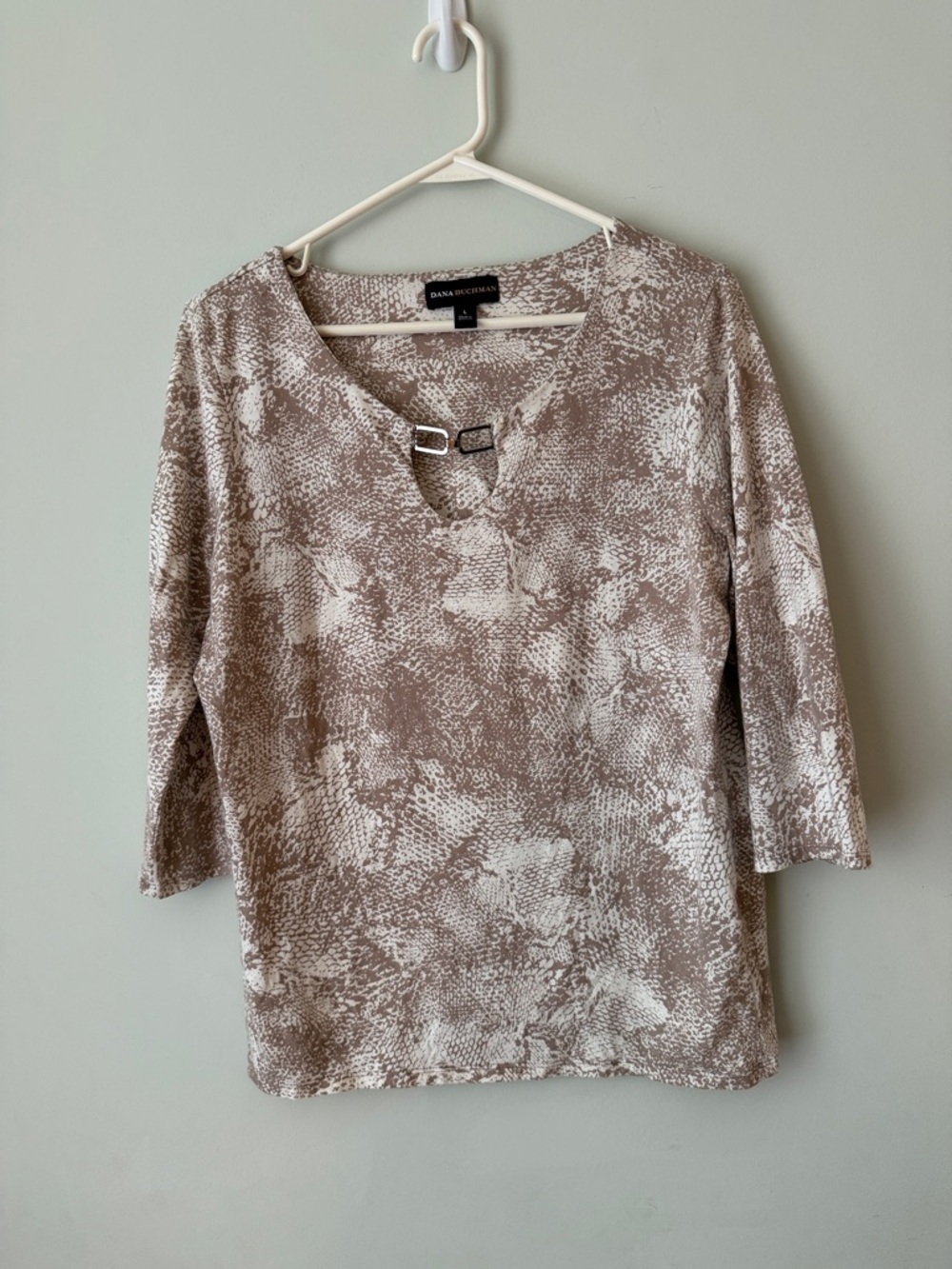 Dana Buchman Taupe and White V-Neck Buckle Detail Top